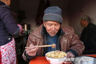 老大爷端碗吃瓜视频在线观看,老大爷端碗吃瓜,一幕温馨日常引网友共鸣
