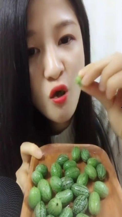东北美女吃蜜瓜视频
