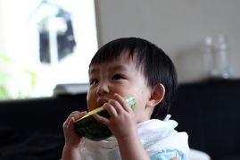 一个农村女孩吃瓜视频,一位农村女孩的甜蜜生活