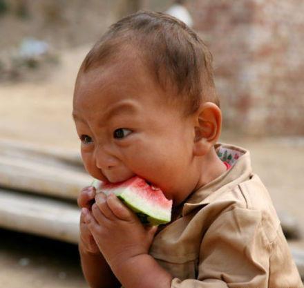 懵懂的吃瓜小男孩视频