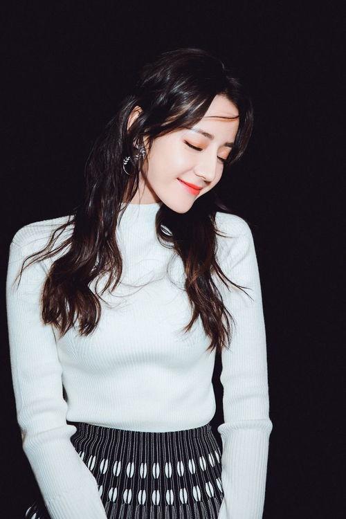 迪丽热巴吃哈密瓜视频,迪丽热巴甜蜜演绎哈密瓜美食诱惑