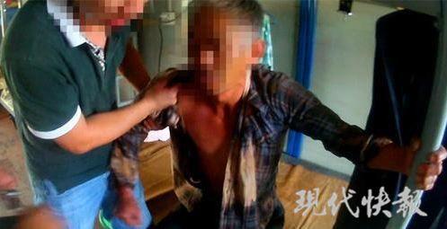 男的吃瓜被女的打视频,网络暴力一幕引关注