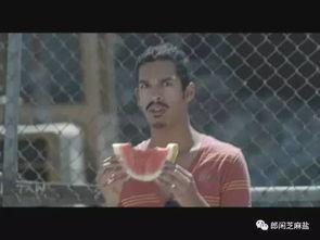 搞笑视频三个人吃瓜图片,搞笑视频里的“瓜”味人生