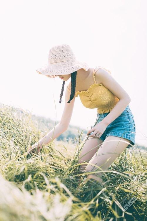 吃瓜拍照自拍视频,吃瓜、自拍、视频，记录夏日欢乐时光