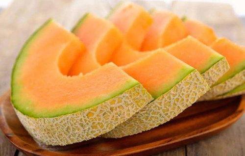 沙雕女孩吃哈密瓜视频,沙雕女孩的欢乐食光