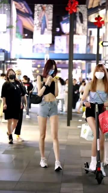 成都街拍吃瓜摆阵视频,趣味街拍视频引网友热议